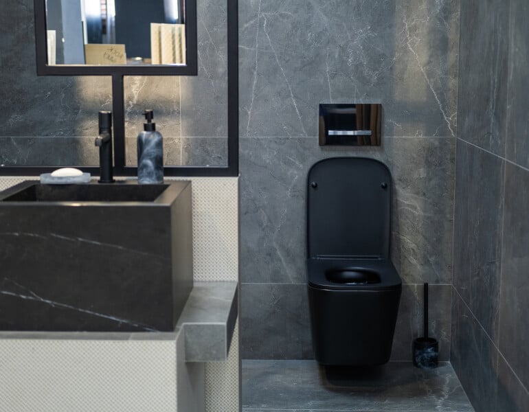 salle de bain noire