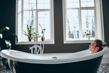 Profiter d'un moment de détente dans la salle de bain