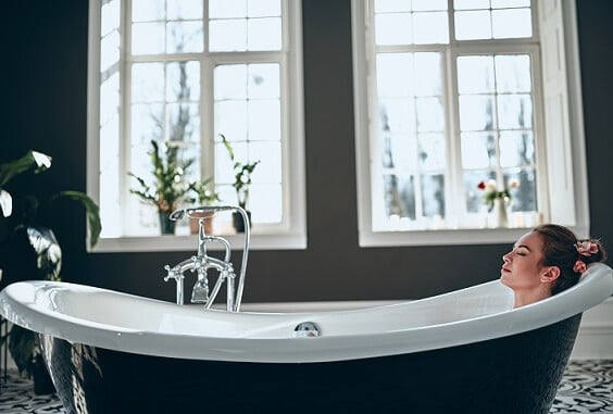 Profiter d'un moment de détente dans la salle de bain