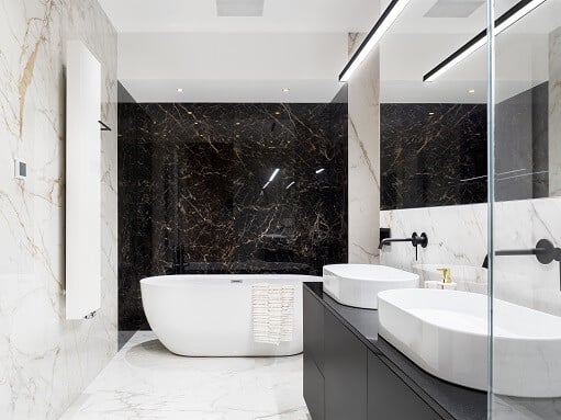 Vasque salle de bain en marbre beige, style épuré et naturel